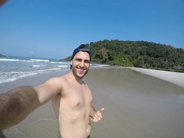 해변에는 selfie를 복용 하는 브라질 사람 — 스톡 사진