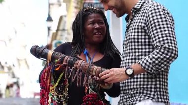 Brezilya Street satıcı yönlendirme bir turist, Salvador, Brezilya