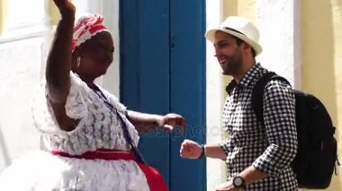 Dans turist ve yerel 