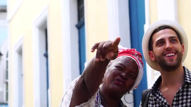 Baiana montrant la ville pour touristes, à Salvador, Bahia, Brésil — Video