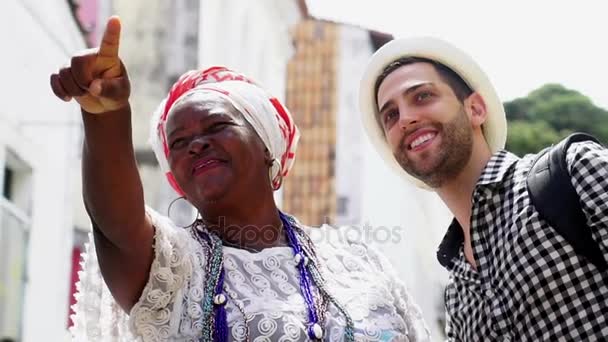 Baiana montrant la ville pour touristes, à Salvador, Bahia, Brésil — Video