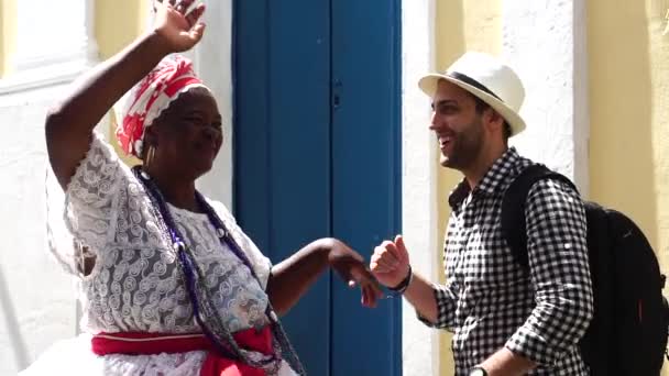 Turist dansa och ha roligt med lokala ”Baianas” i Salvador, Bahia, Brasilien — Stockvideo