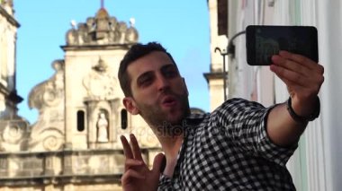 Genç gezgin bir selfie alarak Pelourinho, Salvador, Brezilya 