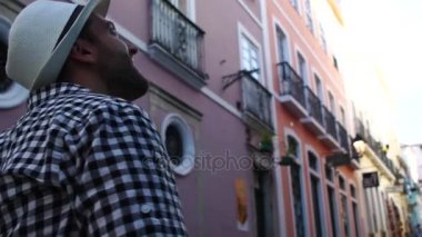 Yürüyüş ve Pelourinho, Salvador, Brezilya dört gözle genç yolcusu
