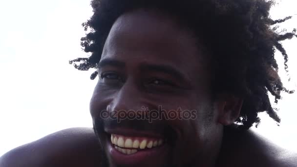 Porträt eines brasilianischen Afro-Nachfahren aus Salvador, Bahia, Brasilien — Stockvideo