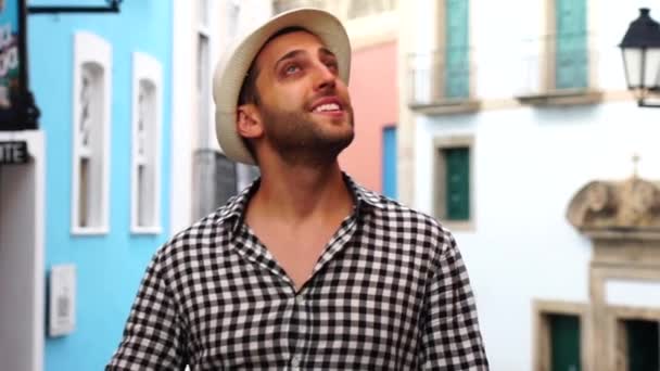 젊은 여행자 산책과 Pelourinho, 살바도르, 브라질에서 기대 — 비디오