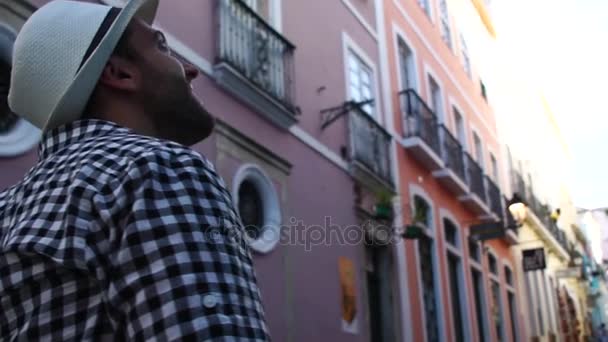 Viajero joven caminando y mirando hacia adelante en Pelourinho, Salvador, Brasil — Vídeo de stock