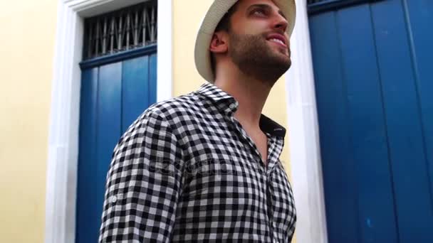 Молодой человек ходит и с нетерпением ждет Пелуринью, Сальвадор, Бразилия — стоковое видео