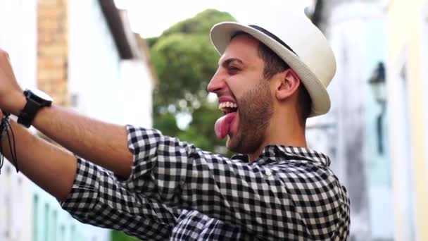 Jovem viajante fazendo uma selfie em Pelourinho, Salvador, Brasil — Vídeo de Stock