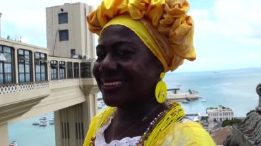 Afrika kökenli Brezilyalı kadın gülümsüyor, Asansör Lacerda, Salvador, Bahia, Brezilya için geleneksel Baiana kıyafetleri giymiş