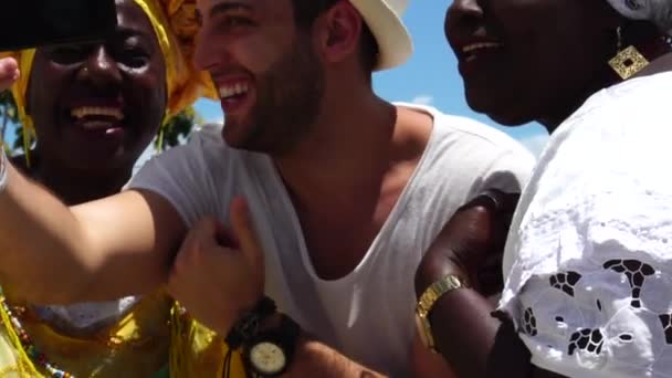 Turista tira uma selfie com uma Baiana em Lacerda Elevador em Salvador, Brasil — Vídeo de Stock