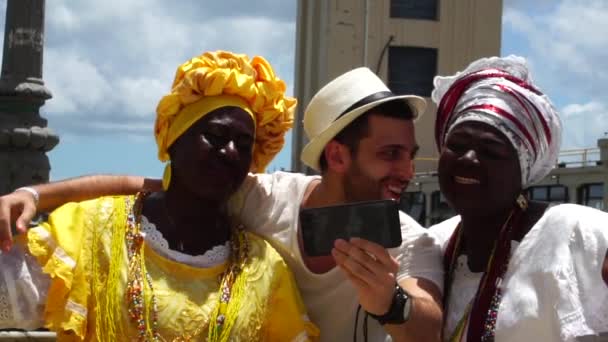Turista tomando una selfie con una Baiana en Lacerda Ascensor en Salvador, Brasil — Vídeos de Stock