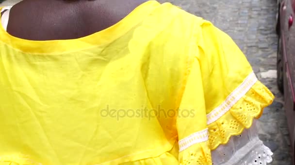 Femme brésilienne d'ascendance africaine - Baiana marchant dans les rues Salvador, Brésil — Video