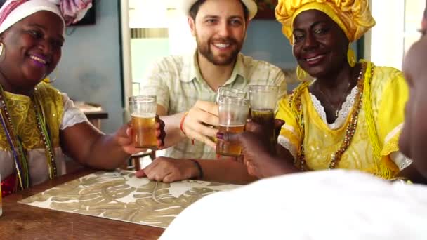 ジャマイカビーチと観光客の乾杯とブラジルの応援 — ストック動画