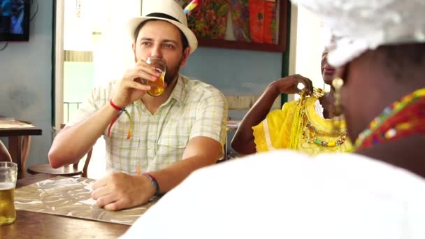 ジャマイカビーチと観光客の乾杯とブラジルの応援 — ストック動画