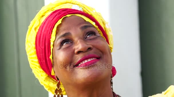 Retrato de mujer brasileña de ascendencia africana - Baiana — Vídeos de Stock