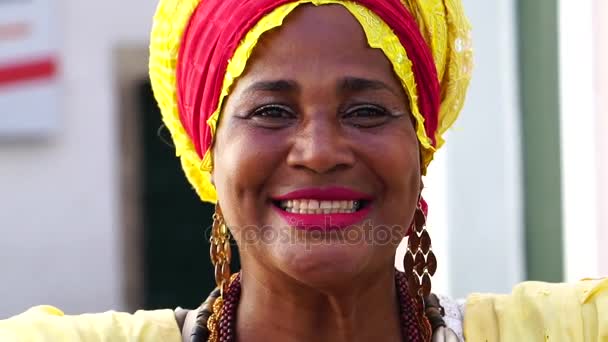 Retrato de mulher brasileira de ascendência africana - Baiana — Vídeo de Stock