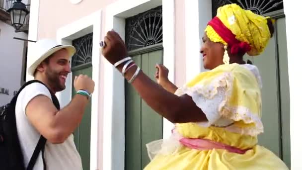 Traveler dancing with Brazilian Woman - Baiana, Brasil — Vídeo de Stock