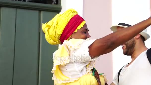 Touristin tanzt mit Brasilianerin - "baiana" — Stockvideo