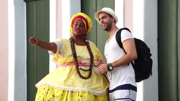 Braziliaanse vrouw gids toeristische in Pelourinho, Brazilië — Stockvideo