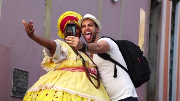 Fare un selfie con una donna brasiliana - "Baiana" a Pelourinho, Bahia — Video Stock