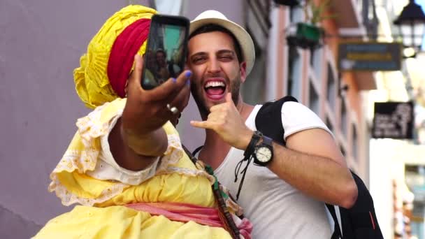 Biorąc Selfie z kobieta brazylijski - "Baiana" w Pelourinho, Bahia — Wideo stockowe