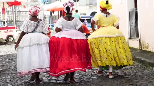 Donne brasiliane - "Baianas" passeggiando per Pelourinho, Salvador, Brasile — Video Stock