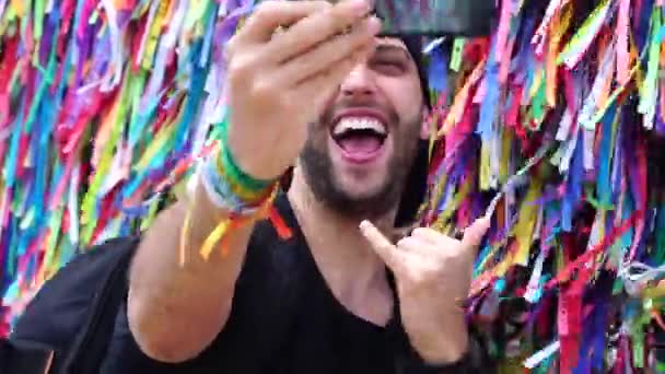 Guy nemen van een selfie op de Bonfim kerk in Salvador, Bahia in Brazilië — Stockvideo