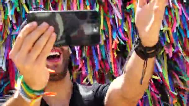 Guy nemen van een selfie op de Bonfim kerk in Salvador, Bahia in Brazilië — Stockvideo