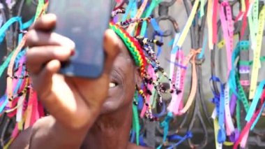 Brezilyalı adam Bonfim Kilisesi, Salvador, Bahia adlı bir Selfie alarak