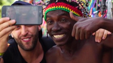 Brezilyalı yerel çocuğu Bonfim Kilisesi, Bahia, Brezilya ile bir Selfie alarak