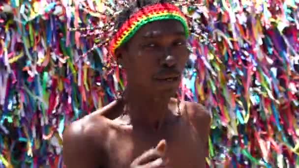 Chico brasileño bailando en la iglesia Bonfim, Salvador, Bahia — Vídeo de stock