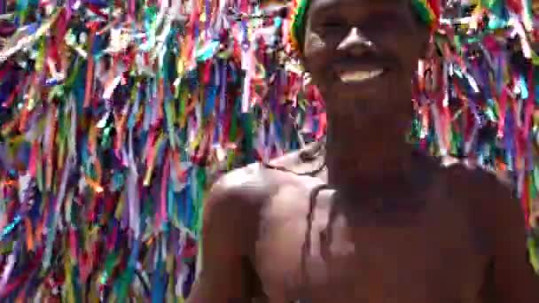 Chico brasileño bailando en la iglesia Bonfim, Salvador, Bahia — Vídeos de Stock
