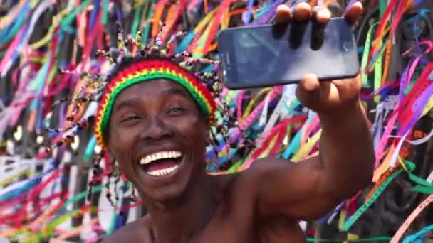 Brazylijski facet robienia Selfie w Bonfim Kościoła, Salvador, Bahia — Wideo stockowe