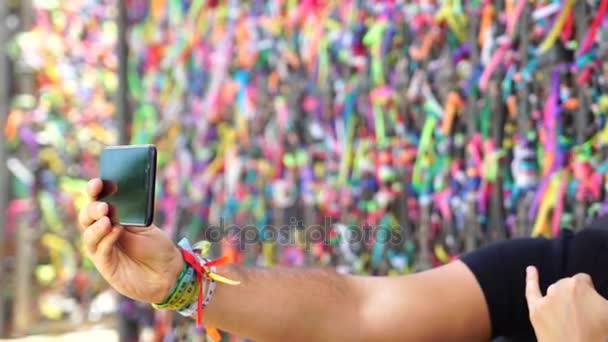 Nemen van een Selfie met Braziliaanse lokale Guy in Bonfim kerk, Bahia, Brazilië — Stockvideo