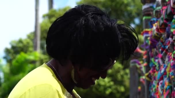 Fé da Mulher Brasileira na Igreja do Bonfim, Salvador, Brasil — Vídeo de Stock