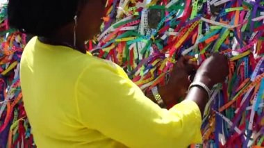 Brezilyalı kadın dua Bonfim Kilisesi, Salvador, Bahia, Brezilya