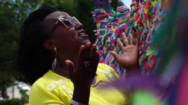 Brezilyalı kadın dua Bonfim Kilisesi, Salvador, Bahia, Brezilya