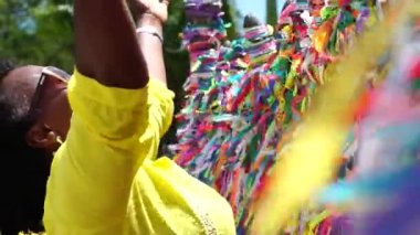 Brezilyalı kadın dua Bonfim Kilisesi, Salvador, Bahia, Brezilya