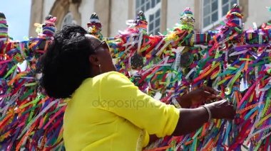 Brezilyalı kadın dua Bonfim Kilisesi, Salvador, Bahia, Brezilya