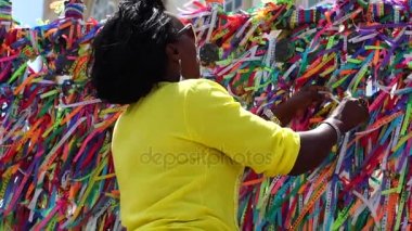 Dua ve dilek yapma Bonfim Kilisesi, Salvador, Bahia, Brezilya Brezilyalı kadın