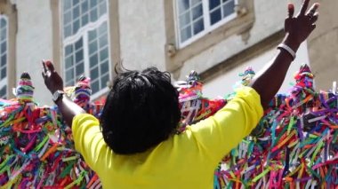 Brezilyalı kadın dua Bonfim Kilisesi, Salvador, Bahia, Brezilya
