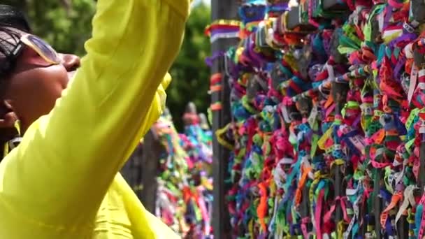 Brasiliansk kvinna ber på Bonfim kyrka, Salvador, Bahia, Brasilien — Stockvideo