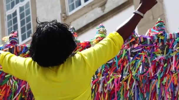 Mulher brasileira rezando na Igreja do Bonfim, Salvador, Bahia, Brasil — Vídeo de Stock