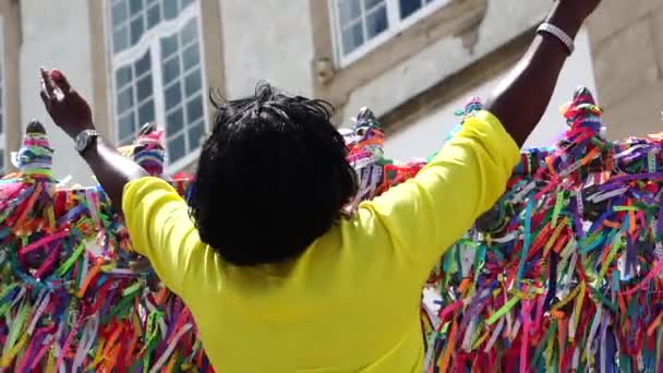 Brasiliansk kvinna ber på Bonfim kyrka, Salvador, Bahia, Brasilien — Stockvideo