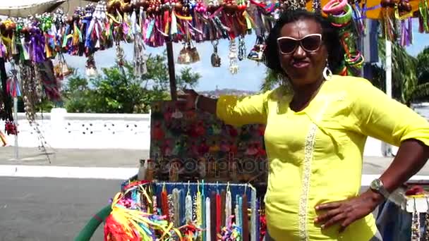 Retrato del vendedor ambulante en Salvador, Brasil — Vídeo de stock