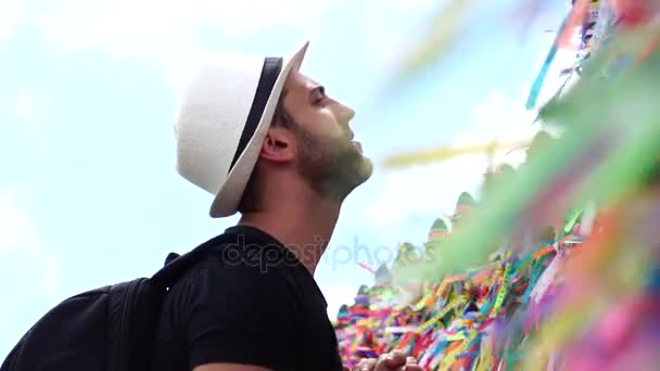 Touristen beten in bonfim church, salvador, bahia, brasilien — Stockvideo