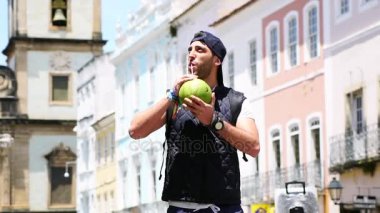 Brezilyalı adam keşfetmek Pelourinho, Salvador, Brezilya