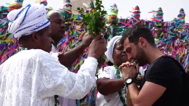 Il gruppo Candomble benedice un turista in Salvador, Bahia, Brasile — Video Stock