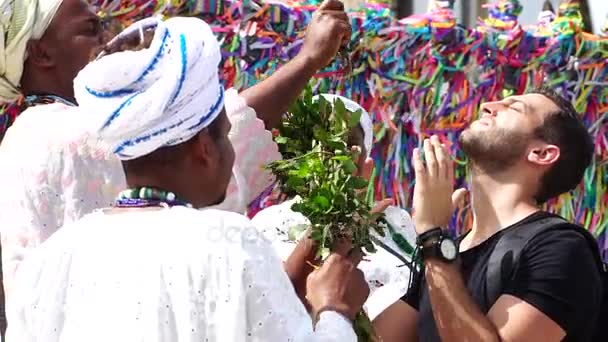 Grupo aleatorio bendiciendo a un turista en Salvador, Bahía, Brasil — Vídeo de stock